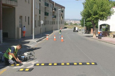 Operaris col·locant bandes rugoses al carrer Almeria, al barri dels Magraners.