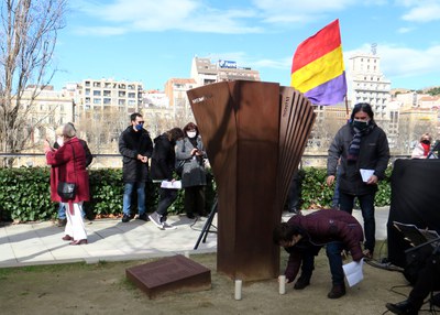 Els representants dels col·lectius víctimes del nazisme han dipositat una espelma als peus del monument.