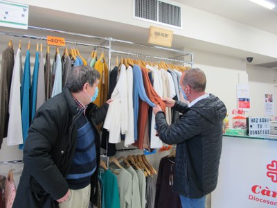 La botiga promou la compra de productes provinents del comerç just i solidaris, com la roba que fan dones en risc d'exclusió..