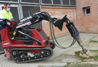 Aquesta setmana s'ha fet l’arrabassament de soques a l’institut Josep Lladonosa per poder-hi plantar nous arbres.