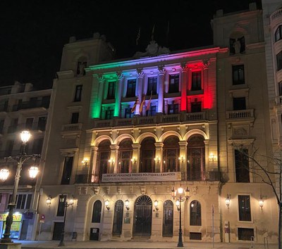 La façana de la Paeria llueix aquesta nit els colors de la bandera sahrauí.