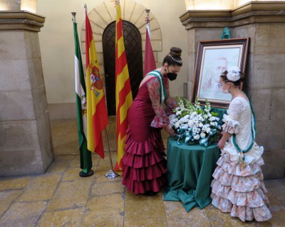 Ofrena floral davant la imatge de l'impulsor del nacionalisme andalús.