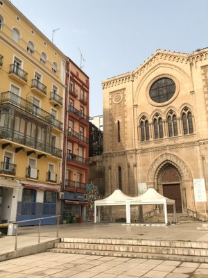 Els serveis municipals de Jardineria han talat aquest matí una mèlia de la plaça Sant Joan que es trobava en mal estat i patia risc de caiguda, per t….