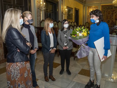 Elisabet amb les regidores que han assistit a l'acte celebrat en el Saló de Sessions.