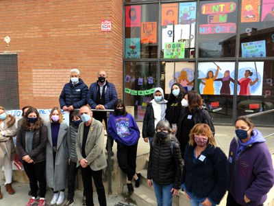 L'alcalde i la regidora junt amb les tècniques i les noies que han participat en l'elaboració del mural.