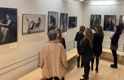 Exposició de fotografies a l'IMO, organitzada per Europa Sense Murs, per dignificar el treball de les dones en les tasques domèstiques i de cura als ….