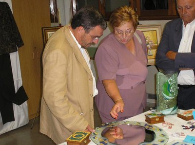 Àngel Ros ha visitat l'exposició de l'Associació de Dones de Llívia.