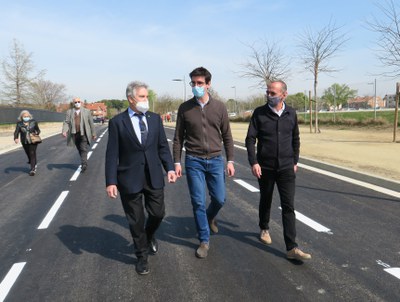 El paer en cap, Miquel Pueyo, i el tinent d'alcalde Toni Postius han visitat el nou tram urbanitzat del carrer del Roure, a Ciutat Jardí, amb el pres….