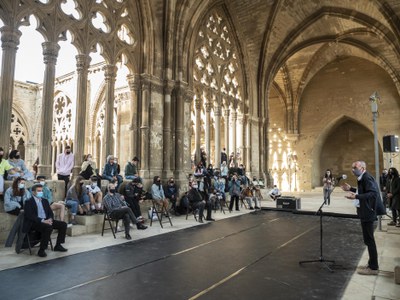 L'alcalde de Lleida, Miquel Pueyo, juntament amb les tinents d'alcalde Sandra Castro i Anna Campos, ha assistit a la performance reivindicativa celeb….