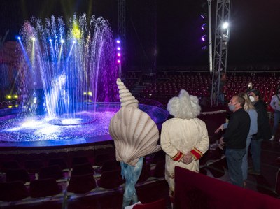 Una piscina amb 24.000 litres d'aigua reconvertida en pista de circ.