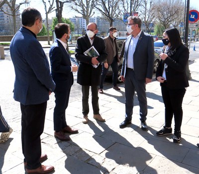 Els representants de les institucions lleidatanes han rebut Aragonès a la porta de la Paeria.