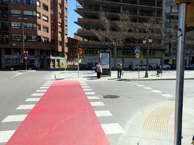 El pas de vianants s'ha desplaçat i s'ha habilitat un pas per a bicicletes, per millorar la seguretat.