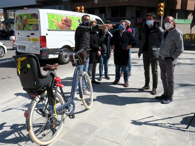 Un moment de la visita a la plaça Ramon Berenguer IV.