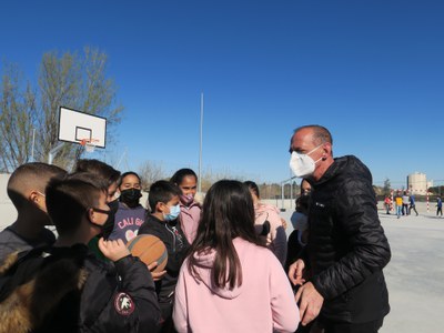 L'alcalde de Lleida ha visitat la nova pista esportiva de l'Escola Pinyana. A la imatge, amb alumnes de l'Escola de Pinyana..