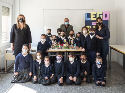 Foto de família dels nens i nenes del primer cicle d'educació primària del col·legi Sant Anna que han participat a la First Lego League..