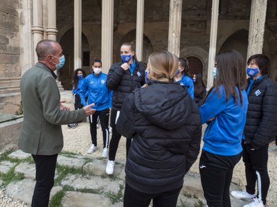 L'alcalde Pueyo, conversant amb les jugadores de l'equip femení de l'AEM classificat per al play-off d'ascens a Primera.