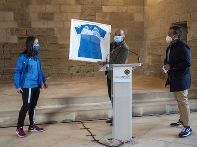 L'equip femení de l'AEM ha obsequiat l'alcalde amb una samarreta signada per totes les jugadores.