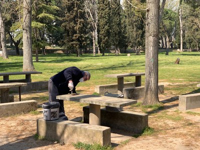 Un operari arranjant una de les taules.