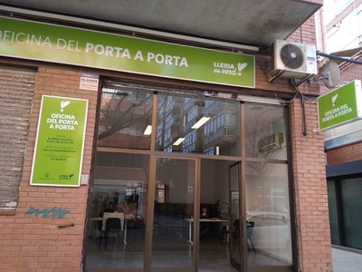 Oficina d'informació del porta a porta, al carrer Pere de Cavassèquia 48.