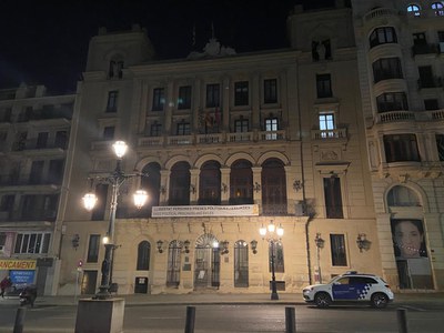 La façana del Palau de la Paeria sense llums amb motiu de l'Hora del Planeta.