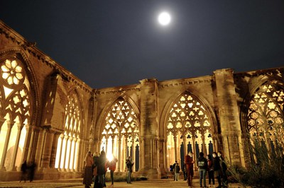 Les nits de lluna plena al claustre són una proposta de visita diferent i sensorial per aproximar-se al patrimoni.