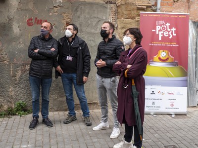 La tinent d'alcalde i regidora del Centre Històric, Montse Pifarré, també ha visitat el taller.