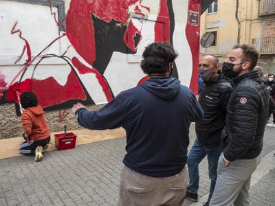 L'alcalde i el regidor conversen amb l'artista.