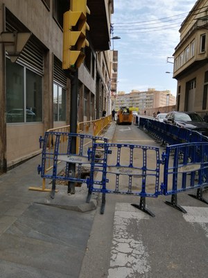 Els treballs de renovació de la xarxa d’aigua potable a Comtes d’Urgell duraran un mes i s’ha reordenat el trànsit a l’alçada dels números 27-35.