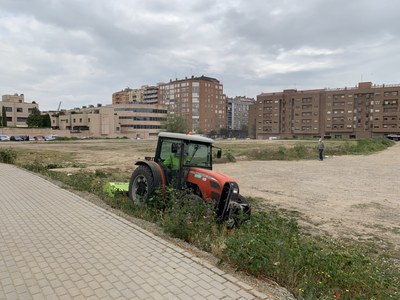 Una màquina treballa en el desbrossament del terreny.