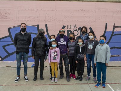 les tinents d’alcalde Montse Pifarré i Sandra Castro i el regidor Ignasi Amor han visitat el mural de l’Escola Cervantes, que s’ha realitzat en el ma….