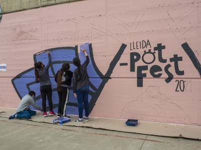 Paral·lelament a la producció dels murals, el festival organitza diferents activitats a l’entorn de la promoció i la difusió cultural d’aquesta disci….