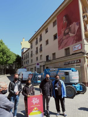 Elisa Capdevila davant el seu mural al carrer Lluís Besa.