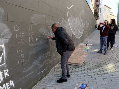 L'alcalde també ha participat en el mural efímer que ha gestionat Foxy al carrer Lluís Besa.