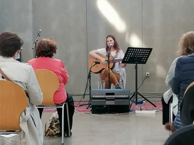 Actuació de la cantant Eva Ruiz, aquesta tarda al Mercat del Pla.