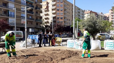 El tinent d'alcalde Sergi Talamonte i la regidora Elena Ferre han visitat els treballs per renovar la gespa que s'estan fent a la plaça de l'Escorxad….