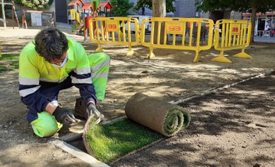 L’Ajuntament de Lleida està renovant la gespa de la plaça de l’Escorxador amb un nou sistema en què s’instal·len peces de tepes al terra.