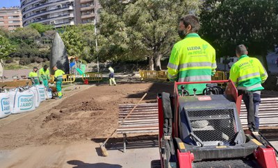 Treballs avui i demà a la plaça de l'Escorxador per renovar la gespa.