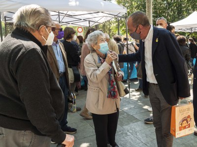 El paer en cap, Miquel Pueyo, ha passejat pel recinte de Sant Jordi i ha saludat paradistes i visitants..