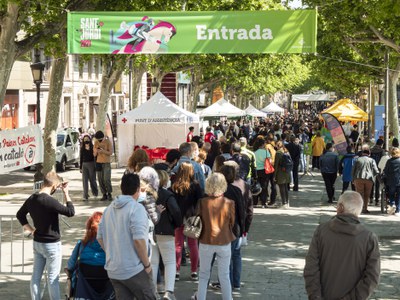 L'accés al recinte de parades de llibres i roses a l'avinguda de Francesc Macià..