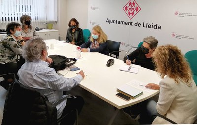 La tinent d'alcalde Sandra Castro i la regidora Marta Gispert, amb els i les representants de l'AV i comerciants de Noguerola i el Cercle de Belles A….