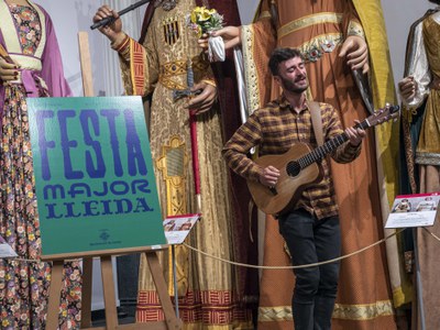 Un dels components del grup Vernal ha actuat durant la presentació de la programació de la Festa Major..