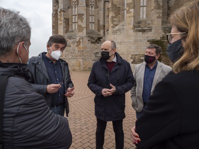 Els responsables municipals i de la Generalitat, a la Seu Vella, on han recorregut la muralla de la Seu Vella i la zona afectada..