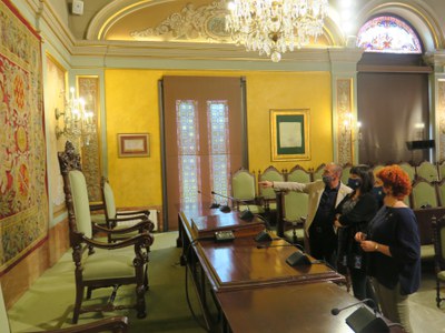 Vista al Saló de Sessions de la Paeria, amb l'alcaldessa i la regidora d'Educació de Vilanova i la Geltrú..