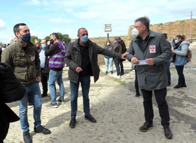 L'alcalde saluda al secretari general d'UGT a Lleida, José Luis Aguilà.