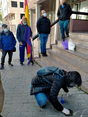 Al carrer del Canyeret hi ha una llamborda que recorda Pau Pinós, que ha netejat la regidora Sandra Castro.