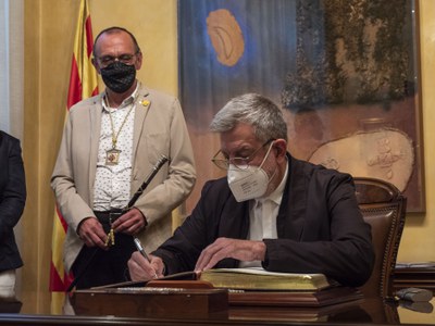 Abans del pregó, Josep Maria Llop ha signat el llibre d'honor de la Paeria.