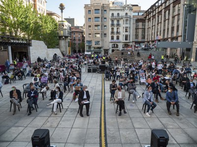 La plaça Sant Joan plena per escoltar el pregó de Festes.