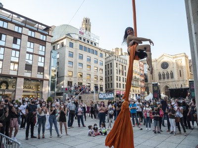 Un espectacle acrobàtic, una de les actuacions prèvies als parlaments.