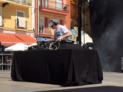 La música a la plaça Sant Joan ha arribat de la mà del DJ Dani Prieto.