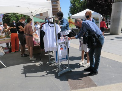 L'alcalde també ha visitat el Mercat de les Idees, instal·lat a la plaça Ricard Viñers durant tot el dia amb motiu de la Festa Major.